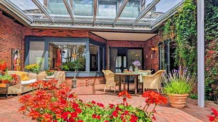 Terrasse im geschützten Hof
