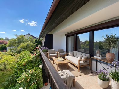 Balkon möbliert mit KI