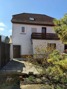 Hausansicht mit Balkon