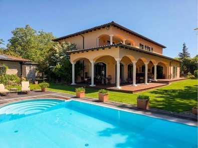 Poolanlage und Terrasse