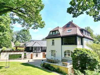 Hausansicht mit Villa und Gartenhaus/Remise