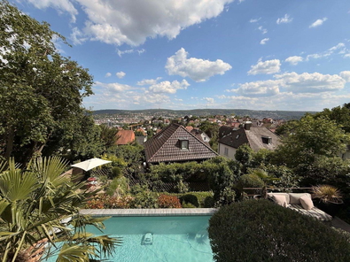 Stadtblick über Pool