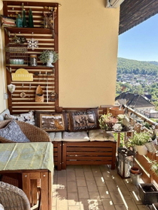 Ein Balkon mit Platz