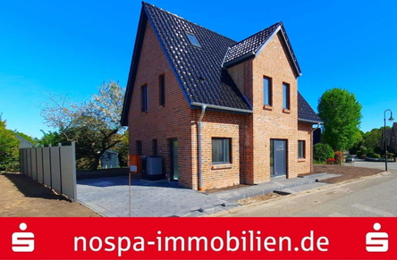 Straßenansicht mit Pkw-Stellplatz
