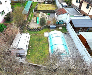 Garten, Pool, Technikhaus, Kinderspielplatz DJI.JP