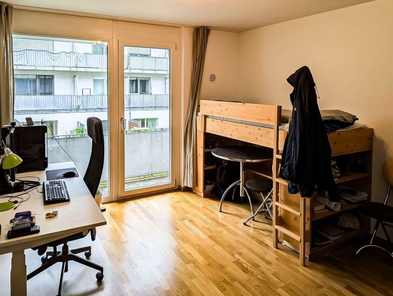 Blick ins Zimmer und Balkon