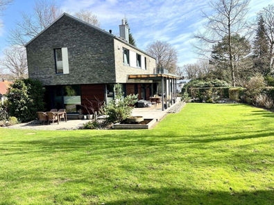 Terranansicht mit Garten