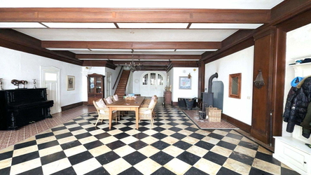 Marmorsaal mit Kaminofen