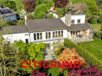 Hausansicht l KI retuschiert