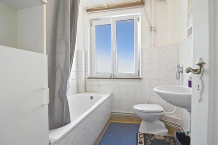 Badezimmer mit Fenster und Bad