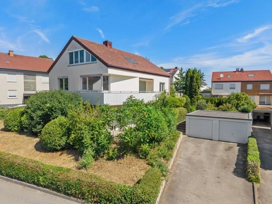 Der Blick auf Haus und Garage