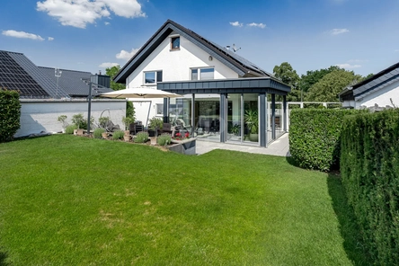 Blick auf Haus mit Wintergarte