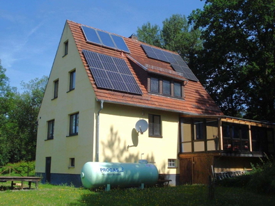 Hausansicht_untere_Gartenebene