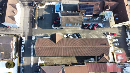Luftbildaufnahme Gebäude mit Parkplätze