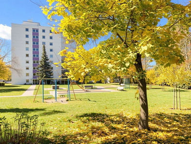Ansicht von Norden mit Spielplatz - (KI generiert)