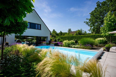 Außenansicht mit Pool