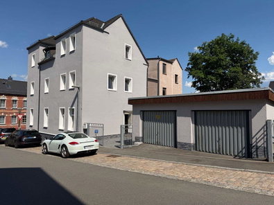 Hausansicht mit Doppelgarage