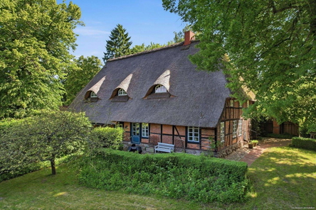 Bauernhaus in voller Pracht vom Garten aus gesehen