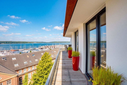 Loggia mit Blick über Yachthafen und Förde