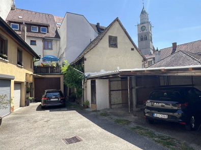 Carport im Innenhof