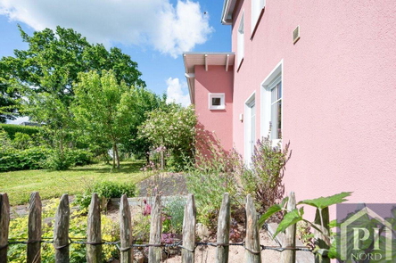 Frühstücken mit Blick in den liebvoll angelegten Garten