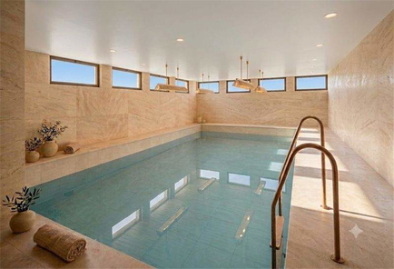 Sehr große Poolhalle