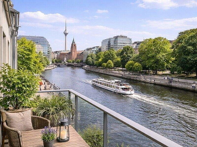 Spreegebäude mit der Wohnung direkt an der Spree