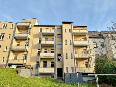 Hinteransicht des Mehrfamilienhauses
