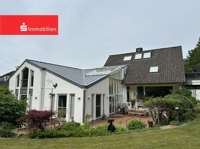 Südansicht der imposanten Immobilie bestehend aus dem neuen Anbau und des Haupthauses