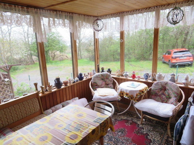 Großes Wohnzimmer mit Panoramafenstern