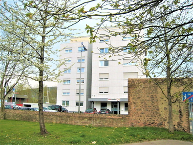 Gebäude Ansicht Eingang.jpg