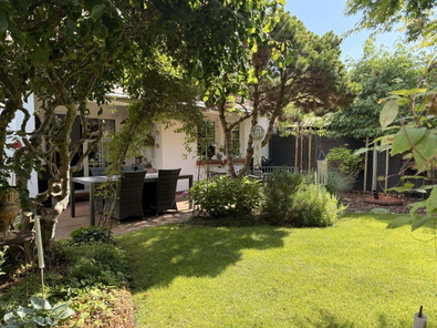 parkähnlicher Garten mit Blick auf die Terrasse