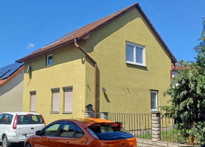 Straßenansicht und Gartenseite