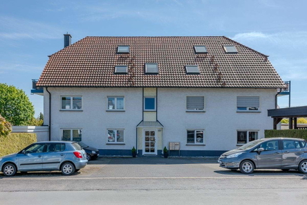 Ansicht - Eingang - Parkplätze vor dem Haus