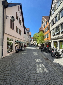 Die Metzgergasse mit Blick aufs Haus (li. vorne) ...