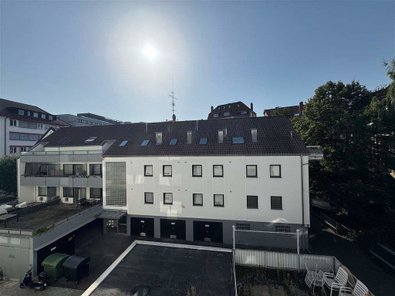 Das Wohngebäude in seiner gesamten Breite