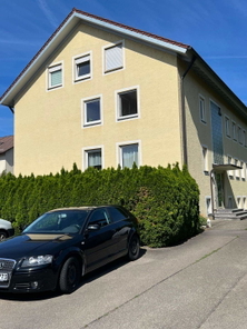 Stellplätze vor dem Haus