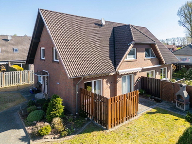 Ansicht mit Garten und Eingang