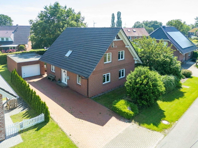 Luftbild mit Einfahrt und Garage
