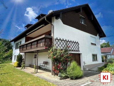 KI generiert, großes Wohnhaus