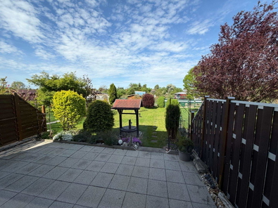 Blick von der Terrasse in den Garten