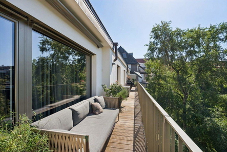 Großzügiger Südbalkon mit Blick in den ruhigen, begrünten Innenhof.