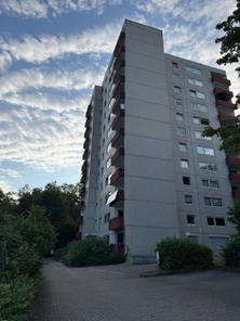 Blick zum Mehrfamilienhaus