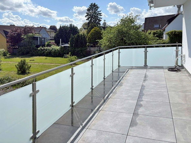 Blick vom Balkon in den Garten.jpg
