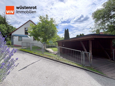 Westansicht, mit überdachten Stellplatz und Carport