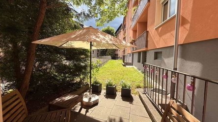Kleine gemütliche S/W Terrasse