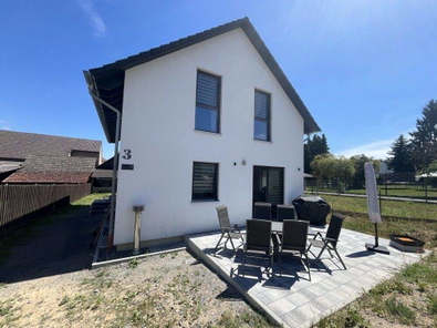 Vorderansicht mit Terrasse