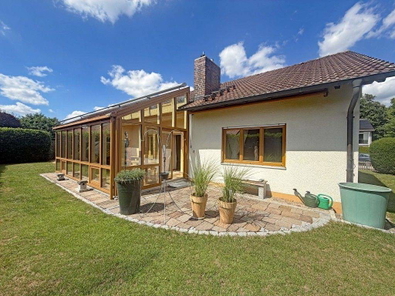 Haus mit Wintergarten und Terrasse