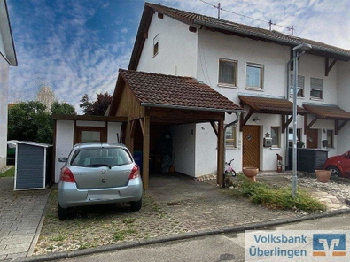 Hauseingang mit Carport und Stellplatz