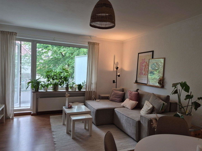 Wohnbereich mit angrenzendem Balkon